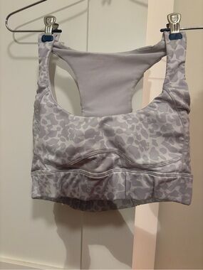 SOUL Women's Light Gray Leopard Print Sports Bra